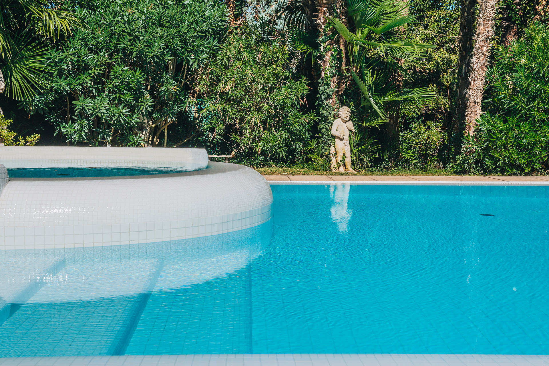 La piscina del'Hotel Royal, immersa nel parco